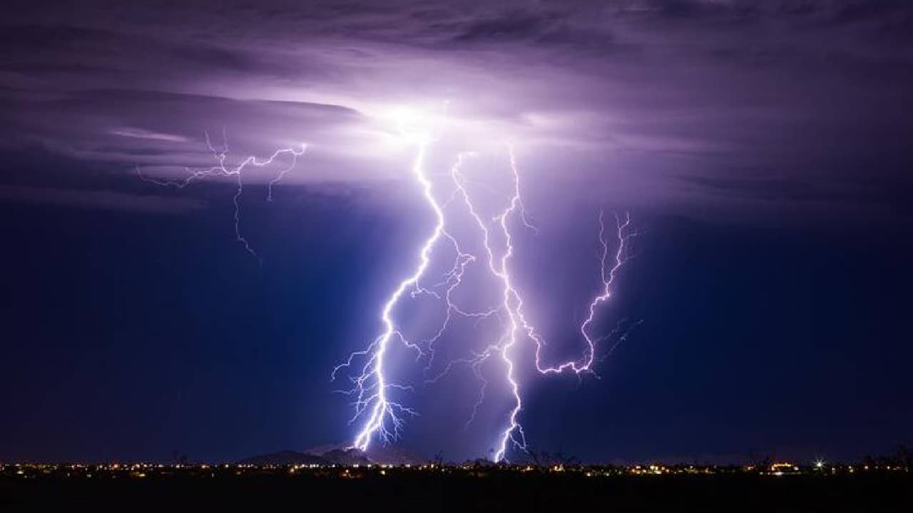 La 
<a href="https://www.univision.com/local/arizona-ktvw/temporada-monzonica-esta-por-iniciar-arizona">temporada de monzones</a> viene acompañada de 
<b>tormentas eléctricas, lluvias torrenciales, relámpagos</b>, granizo, vientos fuertes, inundaciones repentinas, tormentas de polvo y calor extremo.