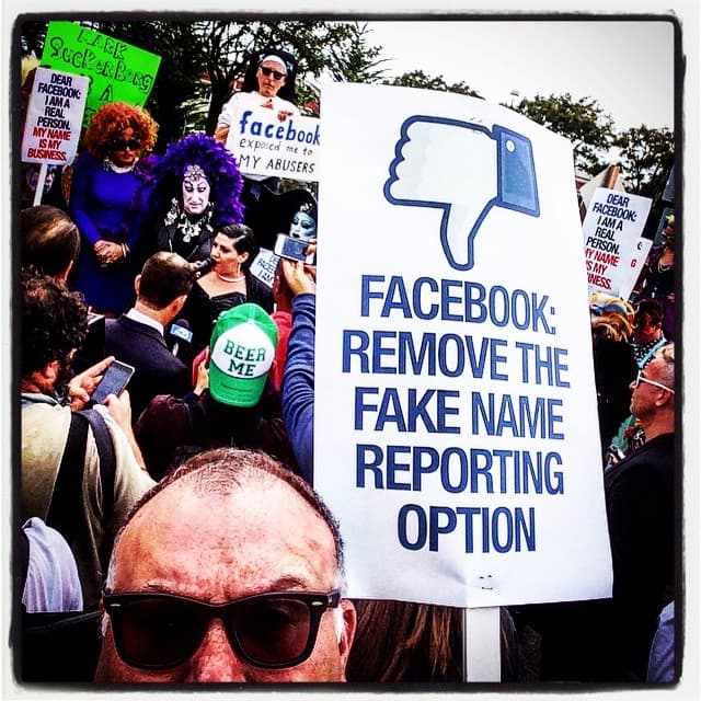 Decenas protestan contra política de “nombres reales” de Facebook