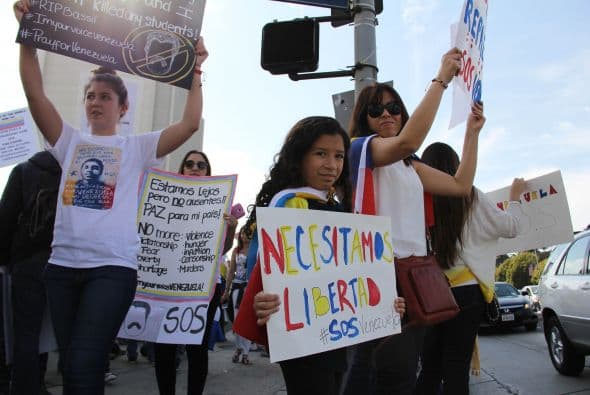 Pese a las distancias y tráfico característico de Los Ángeles, cientos de Venezolanos se unieron a la campaña mundial #SOSVenezuela para apoyar a todo el pueblo venezolano tras 10 días de protestas continuas en dicho país. A la manifestación se unieron guatemaltecos, peruanos, brasileños, libaneses, americanos y muchas otras nacionalidades que hacen vida en la Cosmopolita ciudad del oeste del país. Consignas, cantos y la familiaridad característica venezolana recibieron apoyo de los transeúntes en los alrededores del edificio Federal ubicado en la avenida Wilshire.