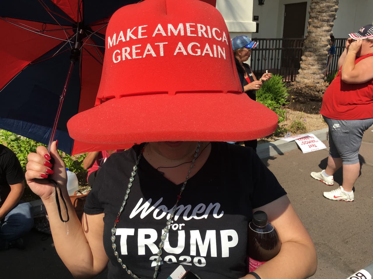 Decenas de personas llegaron al Arizona Grand Resort para escuchar al presidente Donald Trump en su quinta visita a Arizona para su campaña de reelección.