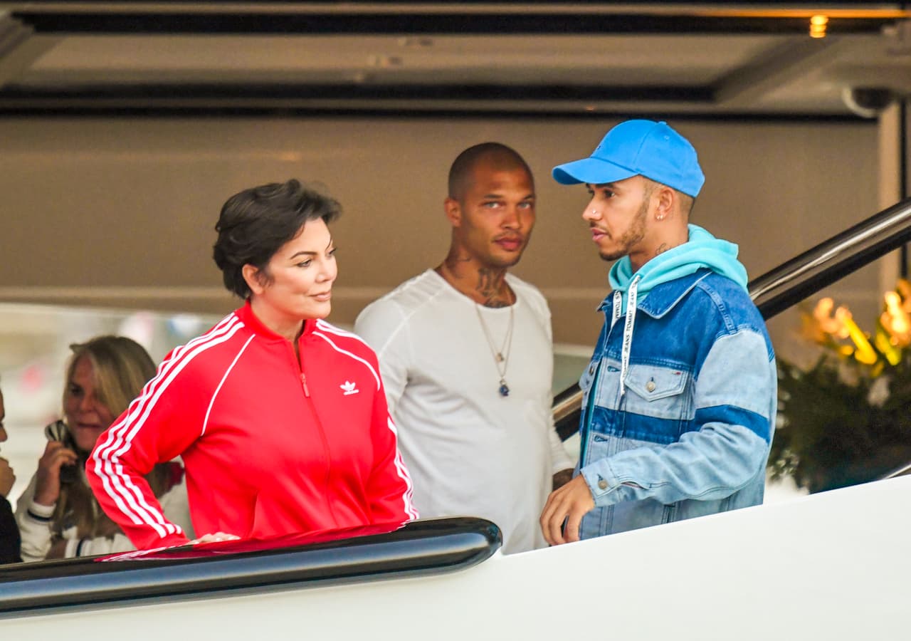 A quienes sí se les conocían nexos es a la matriarca de las Kardashian y a Hamilton (con la gorra azul) porque al conductor se le vinculó en 2015 con 
<b><a href="https://www.univision.com/entretenimiento/kendall-jenner-y-lewis-hamilton-salen-en-nueva-york-video">Kendall Jenner</a></b>.