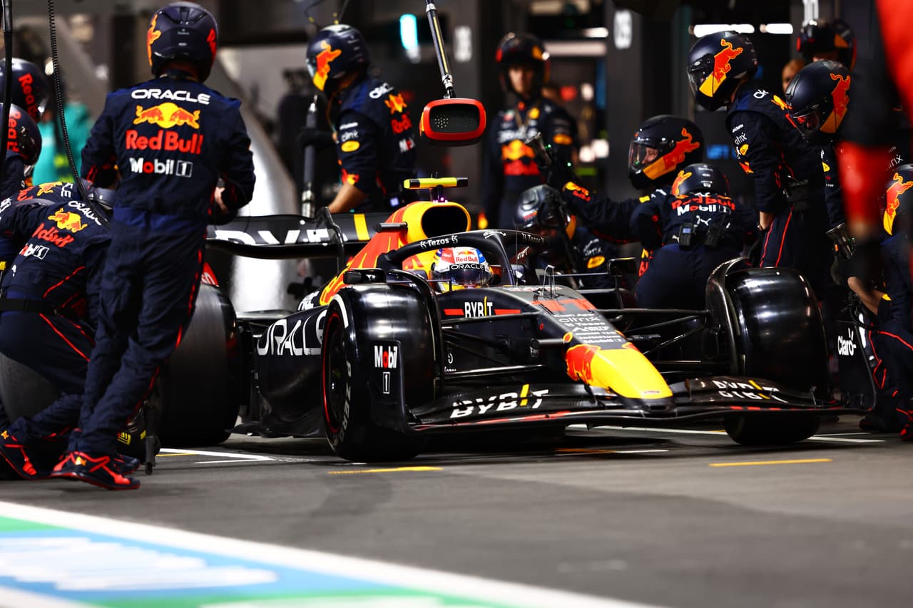 Max Verstappen fue el gran vencedor del GP de Arabia Saudita de la Fórmula 1 sobre Ferrari; Sergio Pérez sufrió una mala estrategia y qued´´o en cuarto tras iniciar en primer lugar.