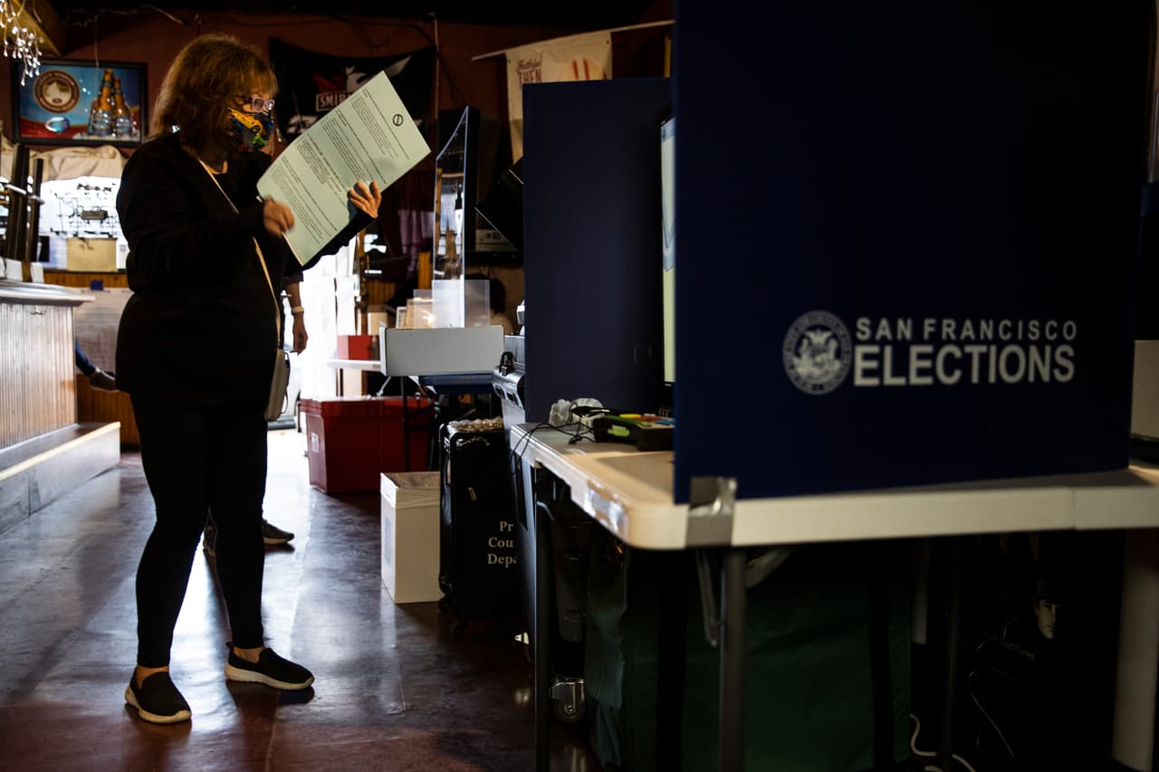 Más de 100 millones de estadounidenses votaron anticipadamente, tanto de manera presencial como por correo- en unos números que marcan la que puede ser una de las elecciones de mayor partipacion de la historia. En California, el número de personas qeu votaron por correo representa más del doble de lo registrado en los comicios de 2016.