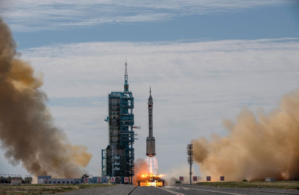 <a href="https://www.univision.com/temas/china">China</a> lanzó este jueves con éxito el cohete Long March-2F con tres astronautas a bordo rumbo a la nueva estación espacial que está construyendo la nación asiática en la órbita terrestre.