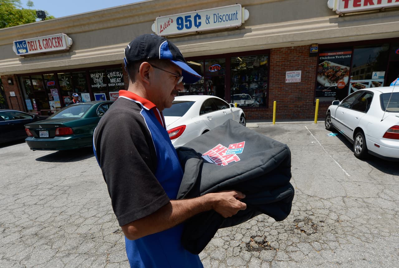 <b><a href="https://jobs.dominos.com/dominos-careers/" target="_blank">Domino's Pizza:</a></b>
<br>E
<b>stá buscando más de 2,500 trabajadores de medio tiempo y tiempo completo</b> para suplir la alta demanda de domicilios durante la crisis por el coronavirus.