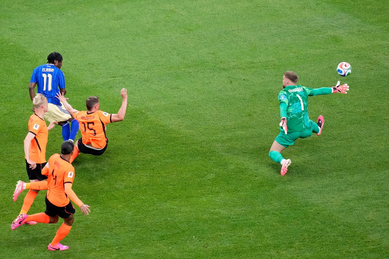 Un atisbo de esperanza al minuto 59: Anthony Elanga, anota el primer y único gol de Suecia durante el partido.