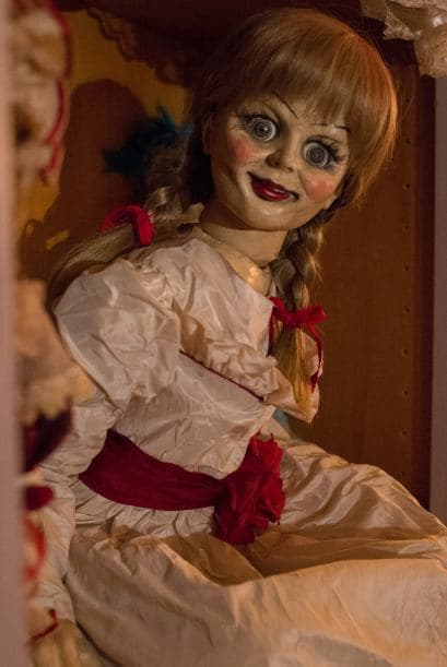 La joven notó que la muñeca se movía por lo que decidieron contactar a una medium. Así se enteraron que el espíritu de una niña de 7 años llamada Annabelle Higgins poseía a la muñeca. Anabelle había muerto años atrás en la misma área en la que se había construido el complejo de departamentos donde Donna vivía.