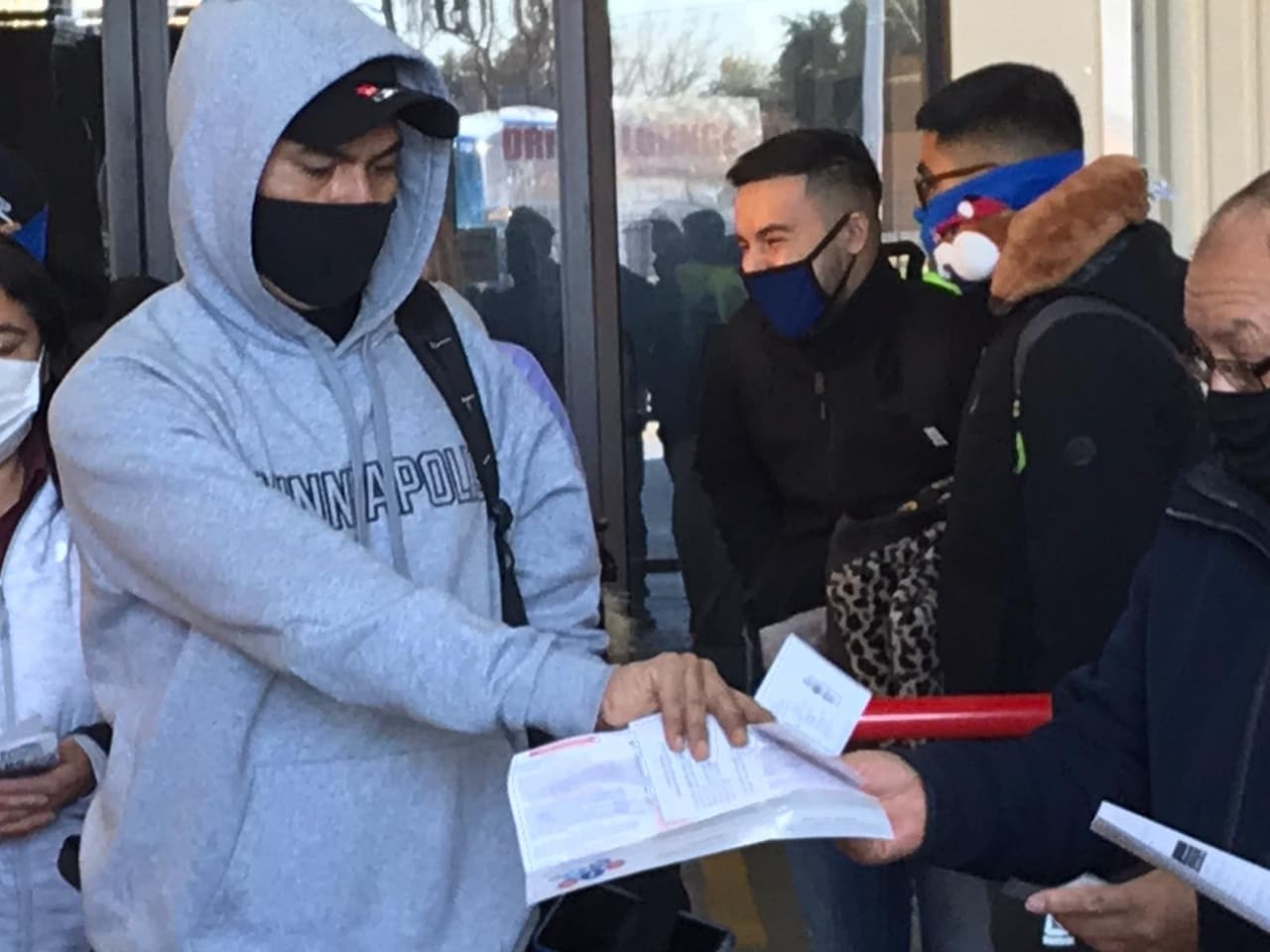 Viajeros deciden ir a México por medio de autobuses de la compañía Tornado.