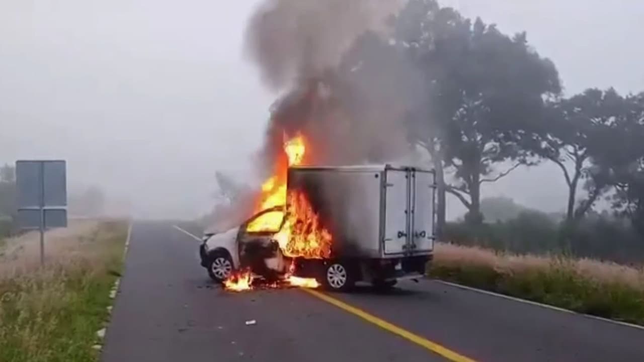 México da golpe contra una célula del CJNG; operativo desencadena bloqueos y vehículos incendiados en Michoacán