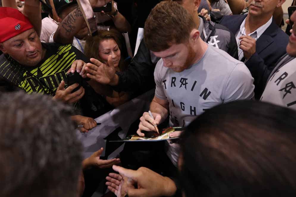 El 'Canelo' firmó fotos y posters...