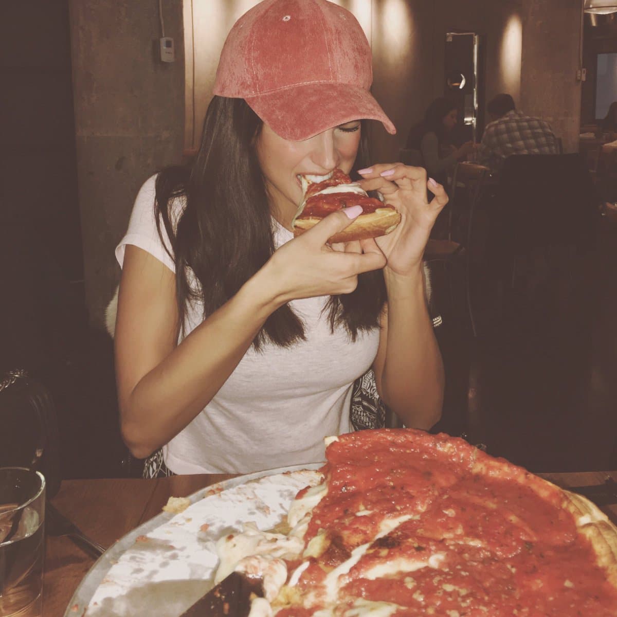 9. 
<b><a href="http://www.univision.com/series/rosario-tijeras/barbara-de-regil-es-rosario-en-rosario-tijeras">Bárbara de Regil</a></b> le confesó a la revista '
<b><a href="http://peopleenespanol.com/">People en español</a></b>' que sólo rompe la dieta con 2 alimentos que son irresistibles para ella, el helado y la suculenta pizza.