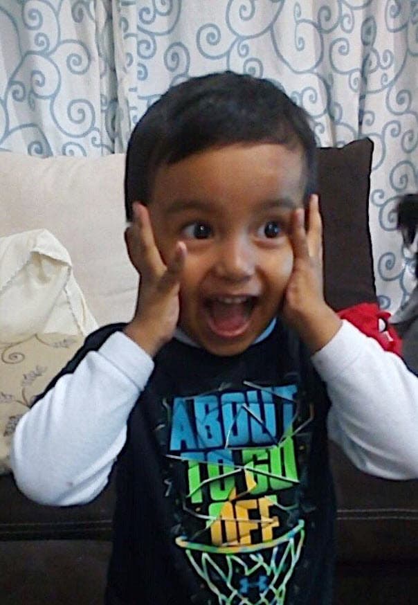 Importantes marcas de pan y repostería se han acercado al niño para hacerle algunos regalos, tal es el caso de Bimbo. Esta fue la cara de sorpresa cuando Richie supo que le llevarían un regalo sorpresa.
<br>