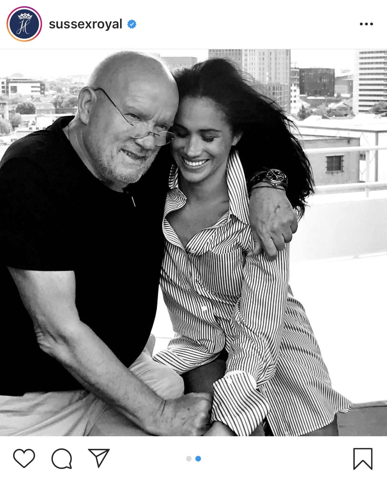 "Honrando la vida y el trabajo del fotógrafo Peter Lindbergh […] La duquesa de Sussex había trabajado con Peter en el pasado y personalmente lo eligió para retratar a 
<b><a href="https://www.univision.com/famosos/estas-son-las-15-mujeres-que-meghan-markle-eligio-para-el-ejemplar-de-vogue-donde-ejercio-como-editora-video" target="_blank">las 15 mujeres en la portada de la edición de septiembre de Vogue</a></b> del Reino Unido, que editó como invitada. No hay otro fotógrafo al que ella consideró para darle vida a este significativo proyecto", se lee en la cuenta de los duques, junto a esta foto.