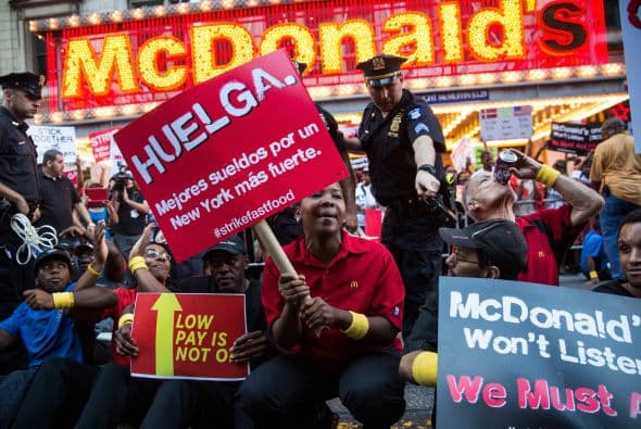 Los manifestantes estaban frente a un restaurante McDonald's en la céntrica plaza de Times Square, en Nueva York.