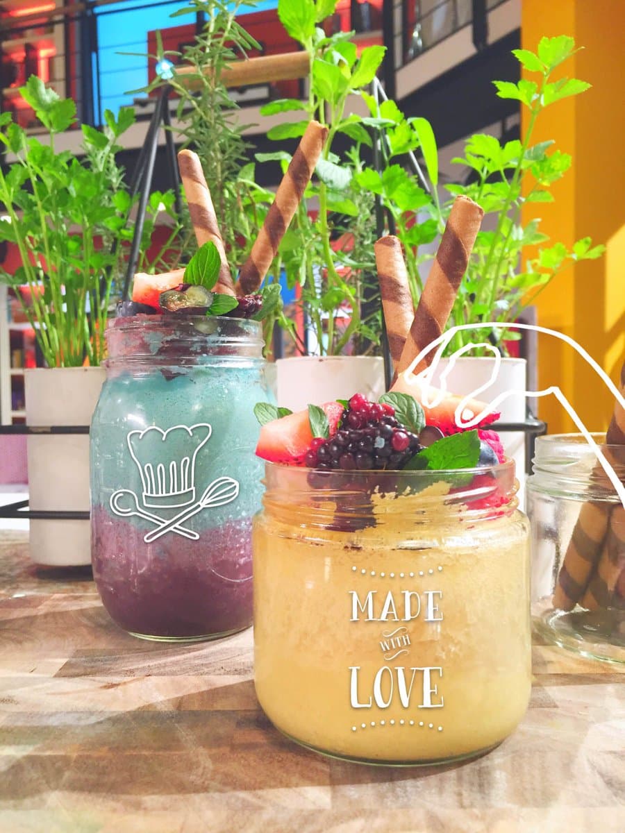 Quedamos impactados con los ingeniosos frascos de pastel. De vez en cuando es saludable darnos un gusto culposo.