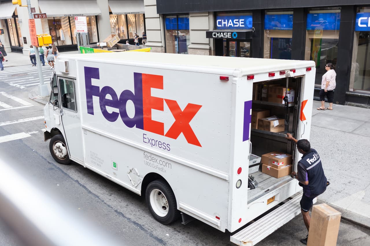 <b>FedEx.</b> La empresa de encomiendas anunció en su sitio web que para mantenerse al día con el aumento de la demanda tiene 850 puestos vacantes en todo el país.