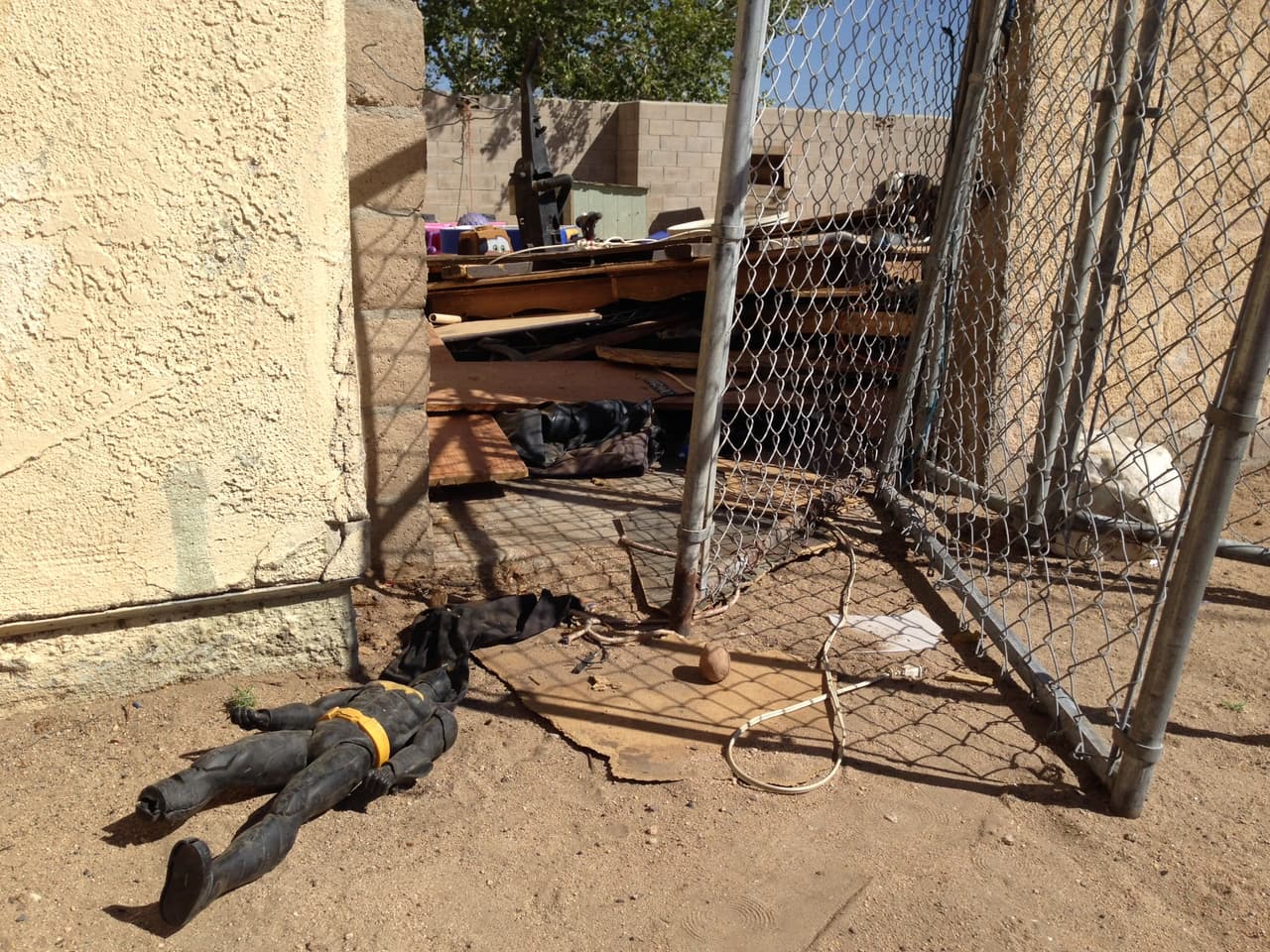 La fundación Time For Change afirma que otras familias desamparadas viven en casas abandonadas en el condado de San Bernardino.