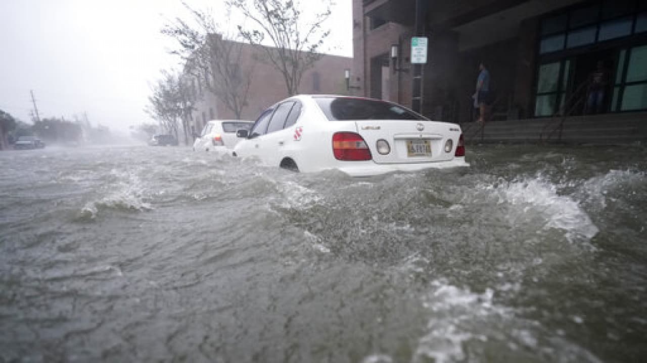 El Centro Nacional de Huracanes reportó que Sally llegó con vientos sostenidos de 105 millas por hora y pronostican “inundaciones catastróficas” en la zona afectada. Más información 
<a href="https://www.univision.com/noticias/fenomenos-naturales/sally-toca-tierra-en-alabama-como-huracan-categoria-2-se-pronostican-inundaciones-historicas">aquí</a>.