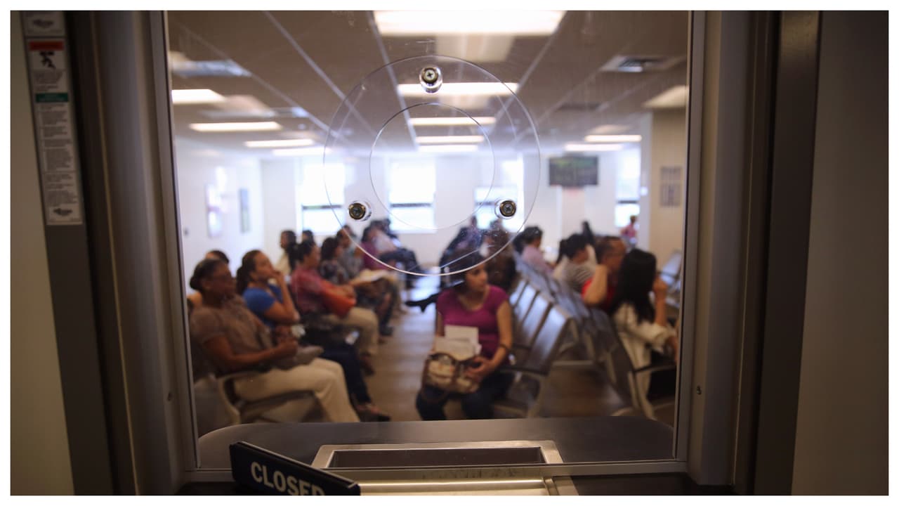 Iniciativa en Miami-Dade ofrece programas educativos gratis a inmigrantes recién llegados y refugiados