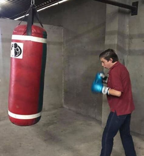 Gabriel Moreno Bernat, nieto de Mario Moreno 'Cantinflas', vivió como indigente en calles de la Ciudad de México por un tiempo, esto debido a su adicción a las drogas. Sin embargo, gracias al cuidado del exboxeador mexicano Julio César Chávez y de su madrastra Abril del Moral, el joven de 24 años de edad decidió dejar los estupefacientes en 2017.