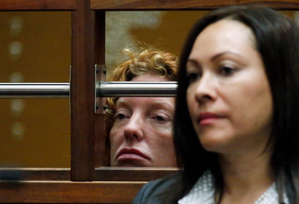 La madre del joven "Affluenza" fue acusada por obstruir a la justicia y lavado de dinero