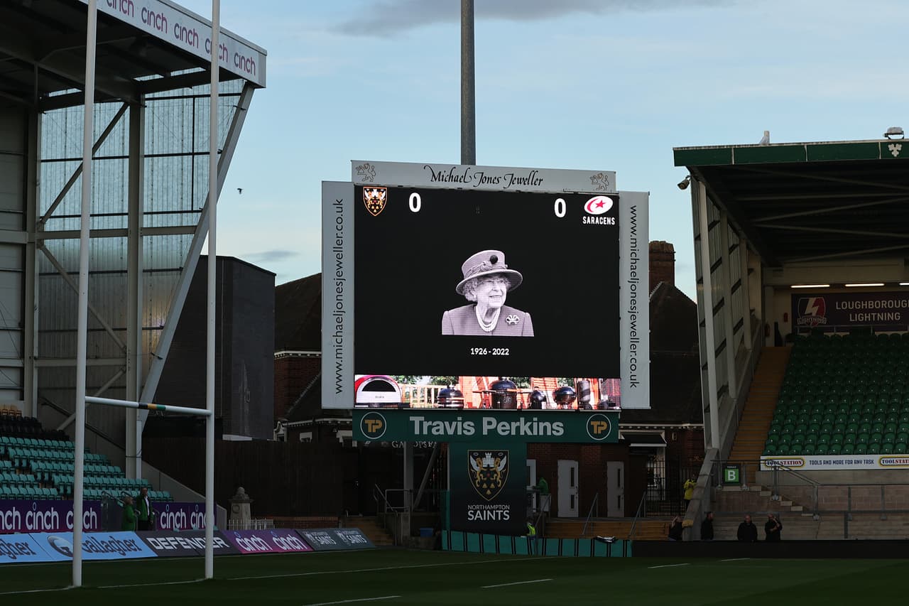 La pantalla de un estadio de rugby en Northampton, Inglaterra, muestra la imagen de la reina Isabel II para honrarla este jueves, cuando falleció.