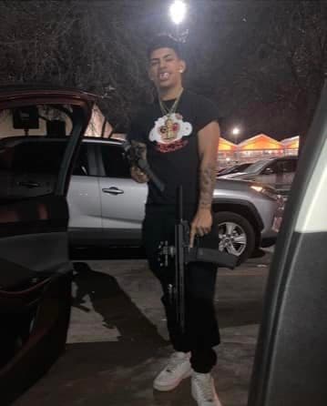 Los jóvenes posaban con armas, dinero y drogas.