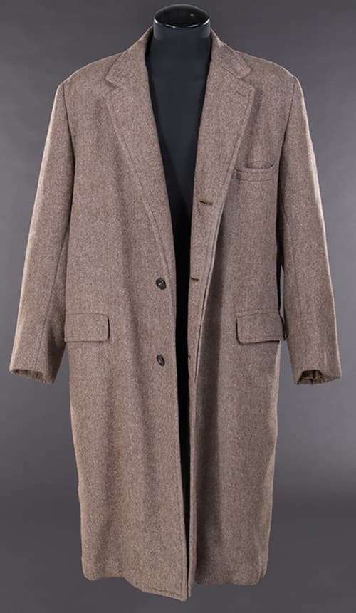 Gabardina que utilizó Marlon Brandon al protagonizar a Don Vito Corleone en El Padrino en la escena en la que sufre un atentado en la calle. Valor en subasta entre $30,000 y $50,000.