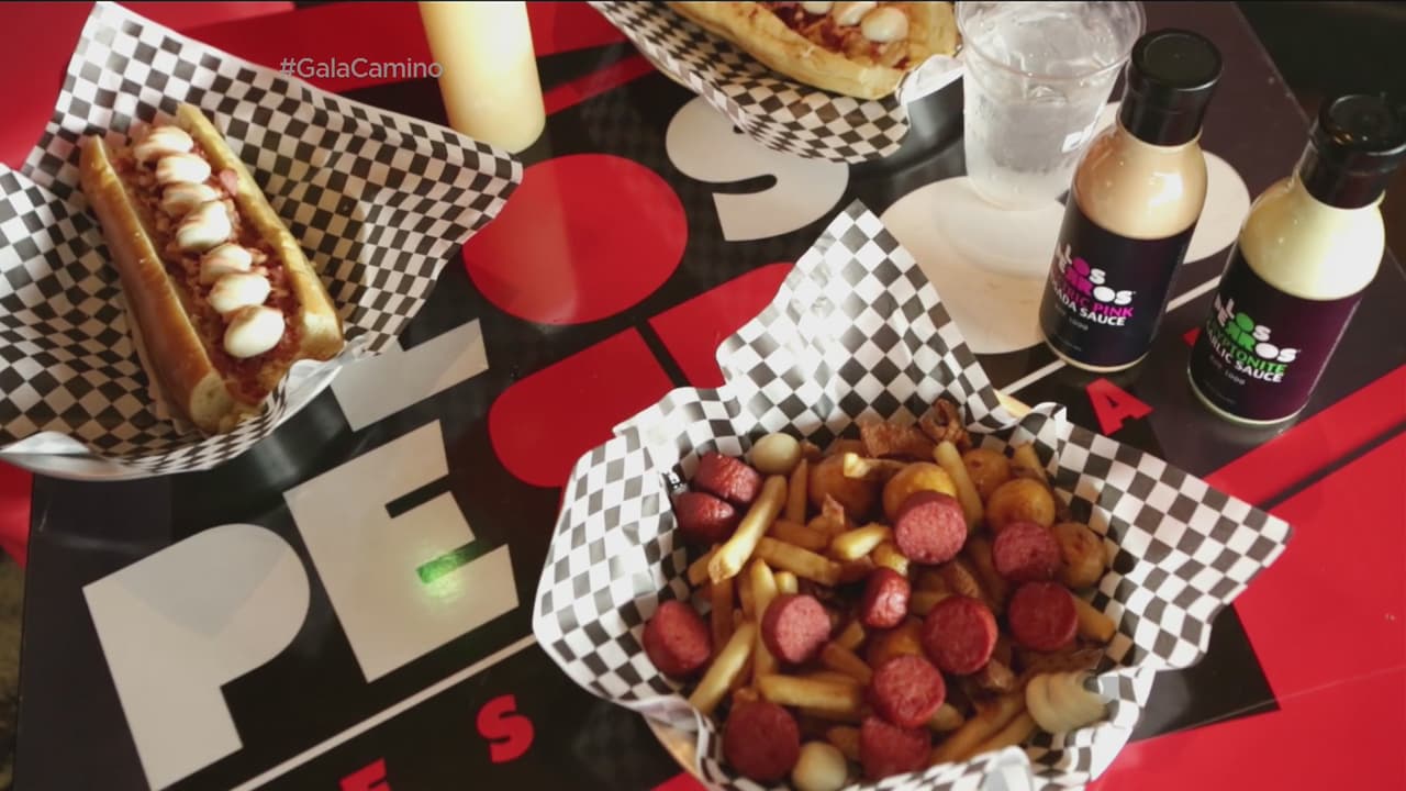 Una de las especialidades de este lugar es el hot dog con huevos de codorniz y salsa de piña.