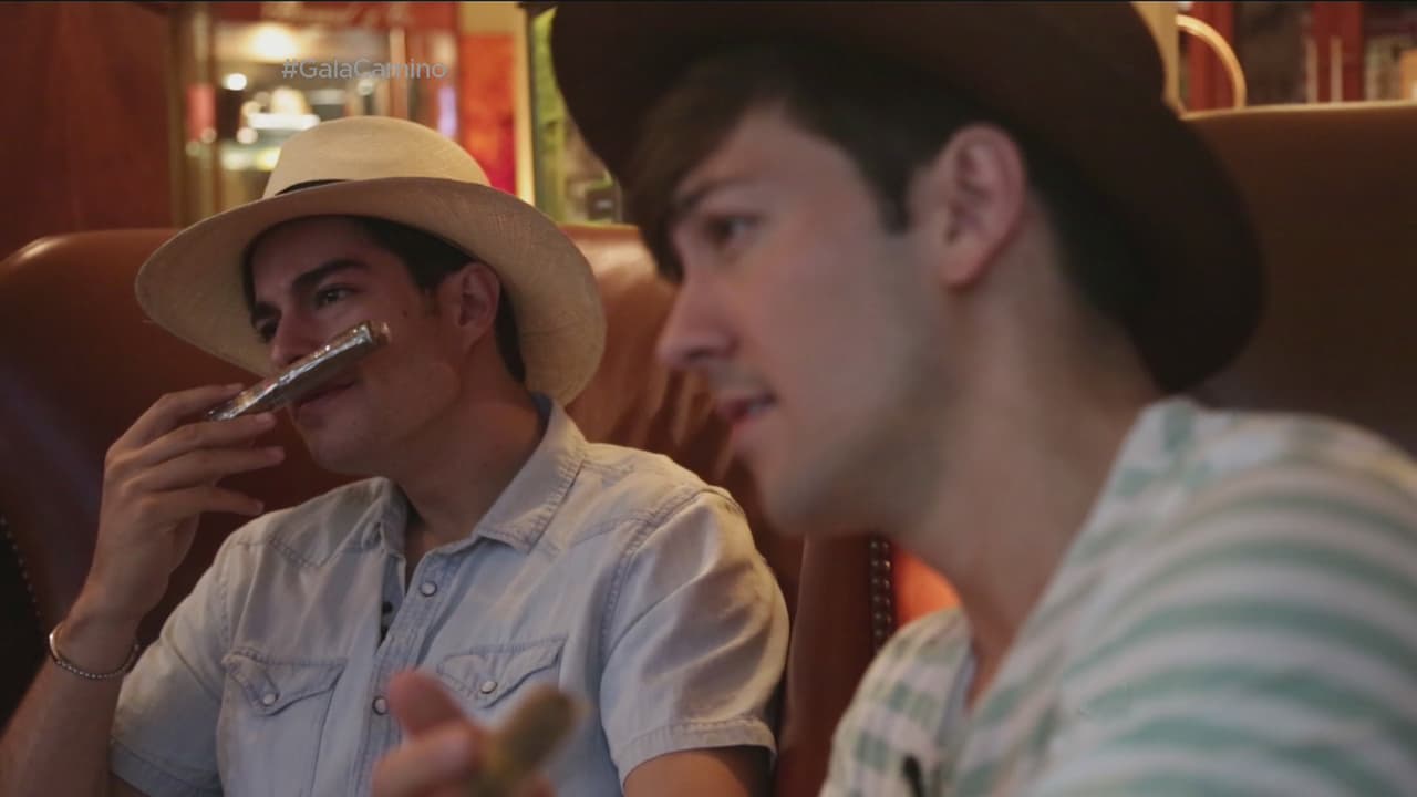 Este par de galanes se fueron a una de las tiendas de tabaco más famosas de la ciudad.