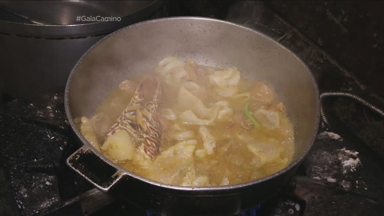 Y un guisado con langosta, pescado y un toque secreto.