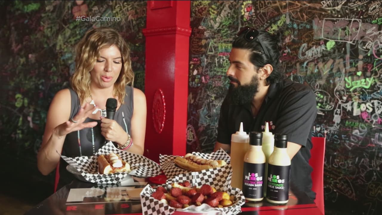 Fernanda no se quedó atrás, ella saboreó unos deliciosos hot dogs colombianos.