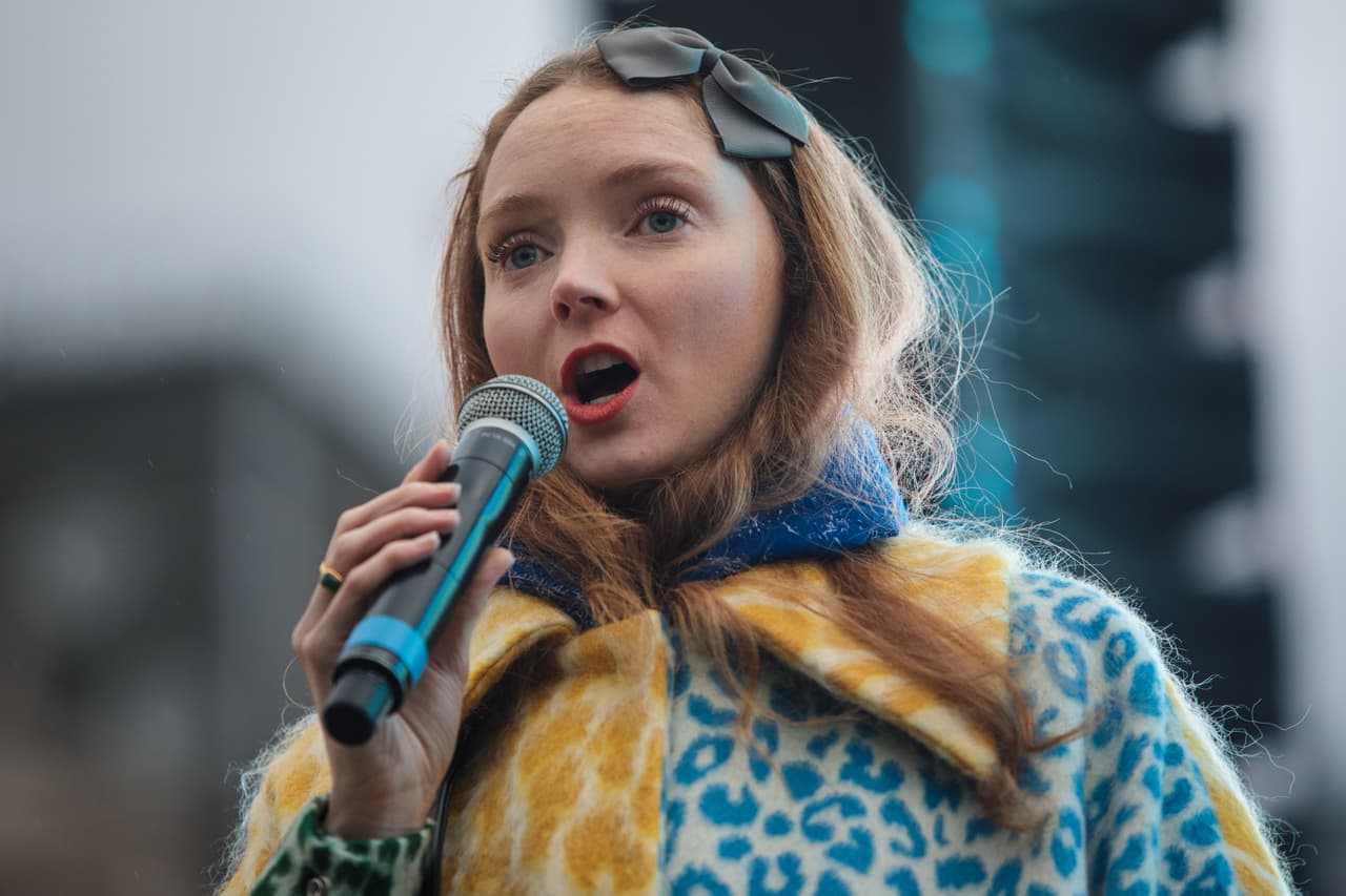 La modelo británica Lili Cole proclamó a los asistentes que vetos migratorios como el impuesto por el presidente "Trump son innecesarios en estos tiempos", pues gracias a la apertura que existe en Londres, podrían congregarse allí ciudadanos de distintos orígenes a disfrutar del séptimo arte.