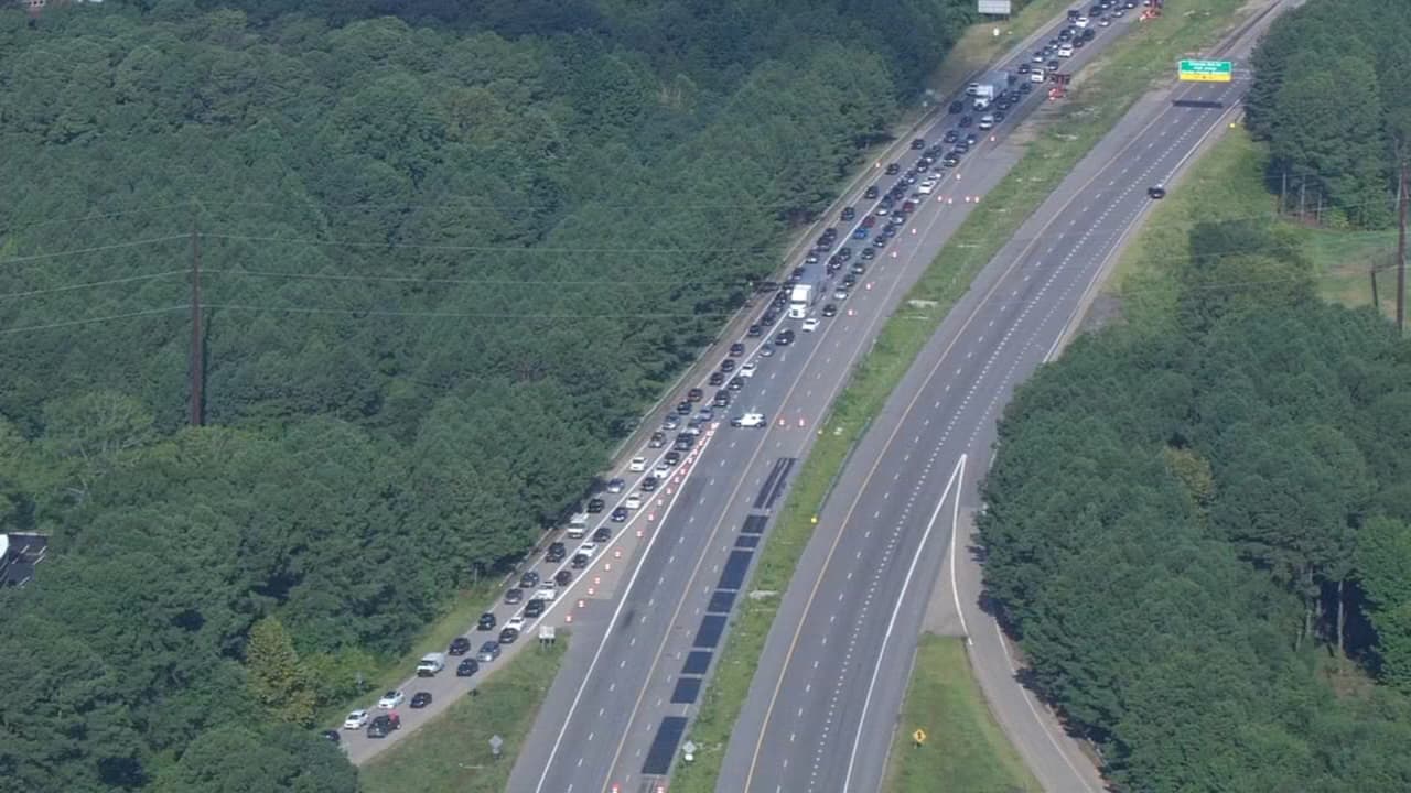 ¡Tome precauciones! Wade Avenue cerrada en ambas direcciones en la I-440 debido a un accidente   