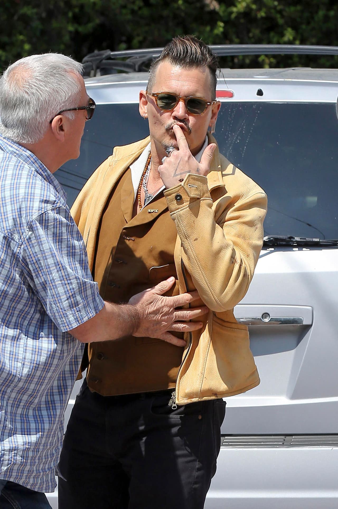 De manera burlona les envió un besito. ¡Qué enojón!