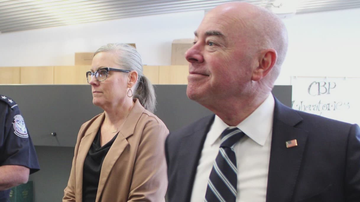 Migración y seguridad: los temas que unieron a Alejandro Mayorkas y Katie Hobbs en Arizona