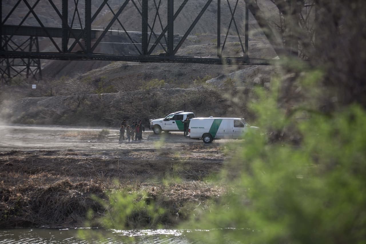 El arresto de un grupo de inmigrantes indocumentados en Texas, visto desde una vía.