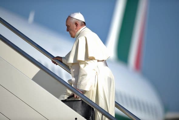 El Papa Francisco sube las escalerillas del avión de Alitalia que lo llevó a Tierra Santa.