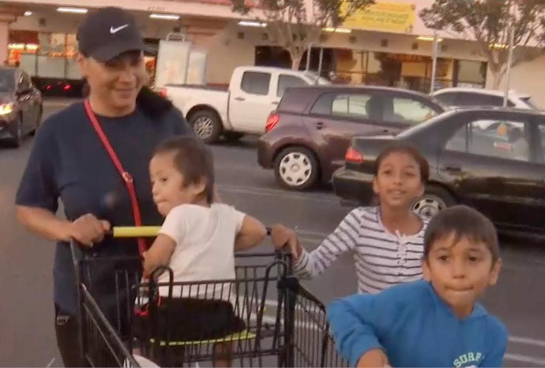 “¿Cómo cree que les facilita la vida el poder tener acceso a una identificación oficial?”, preguntó la reportera Nadia Ley. “Bueno me da mucho gusto que para recoger a los niños a la escuela, ya tengan ese comprobante, su identificación, porque creemelo que a veces lo piden en las escuelas también para recoger a nuestros propios hijos. Es una manera que digamos aquí estoy, esta soy yo y digamos, tengo este derecho”, dijo Fabiola García.