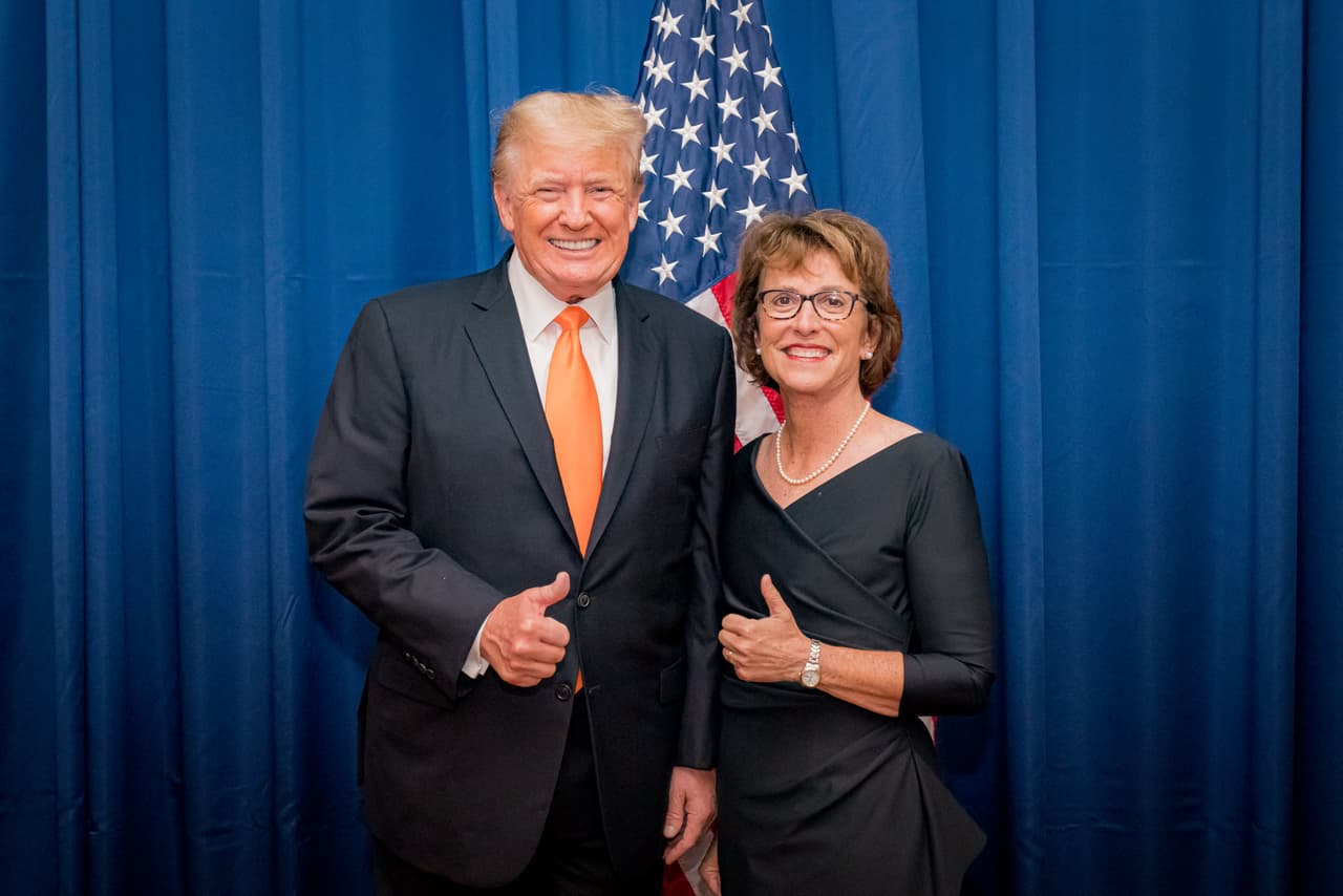 Congresista republicana de Arizona Wendy Rogers demoniza al presidente ucraniano en Twitter