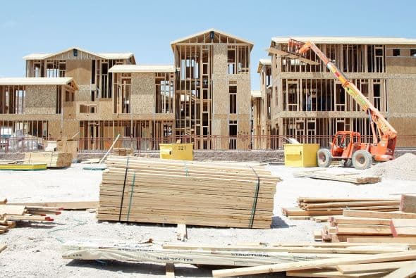 Los economistas pronostican que el sector de la construcción edificará este año 700 mil viviendas, un aumento de 15% sobre 2011. En noviembre, los expertos pronosticaban que la cantidad de viviendas que serían construidas alcanzaría las 660 mil unidades y prevén que serán 850 mil en 2013.