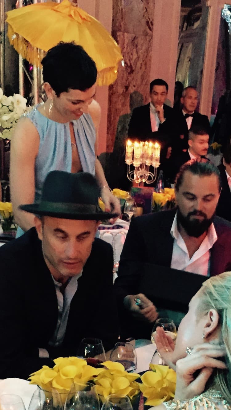 Al parecer Leo se enamoró a primera vista, pero de un bolso de la marca Chanel azul de neopreno con flores bordadas.