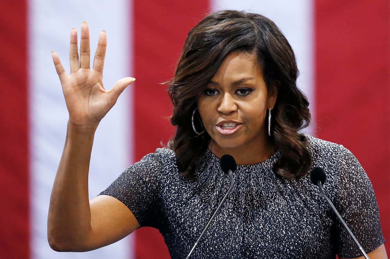 La primera dama Michelle Obama saluda al público luego de un acto de campaña a favor de la candidata presidencial demócrata, Hillary Clinton, el jueves 20 de octubre de 2016 en Phoenix. (AP Foto/Ross D. Franklin)