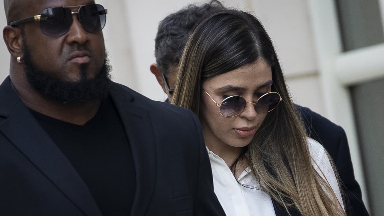 <b>En video:</b> Emma Coronel Aispuro, de 31 años, enfrenta cargos por presunto tráfico internacional de drogas. Fue arrestada el lunes en el Aeropuerto Internacional Dulles de Virginia.