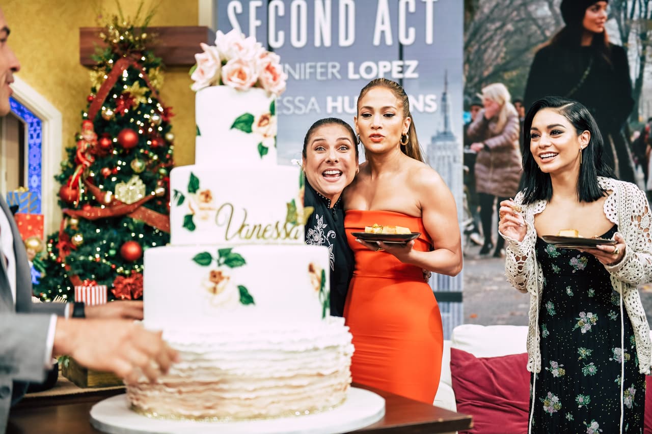 Pero ni el ajustado vestido ni el maquillaje impidieron que Jennifer Lopez disfrutara de la torta que el programa le llevó a la actriz Vanessa Hudgens por su cumpleaños.