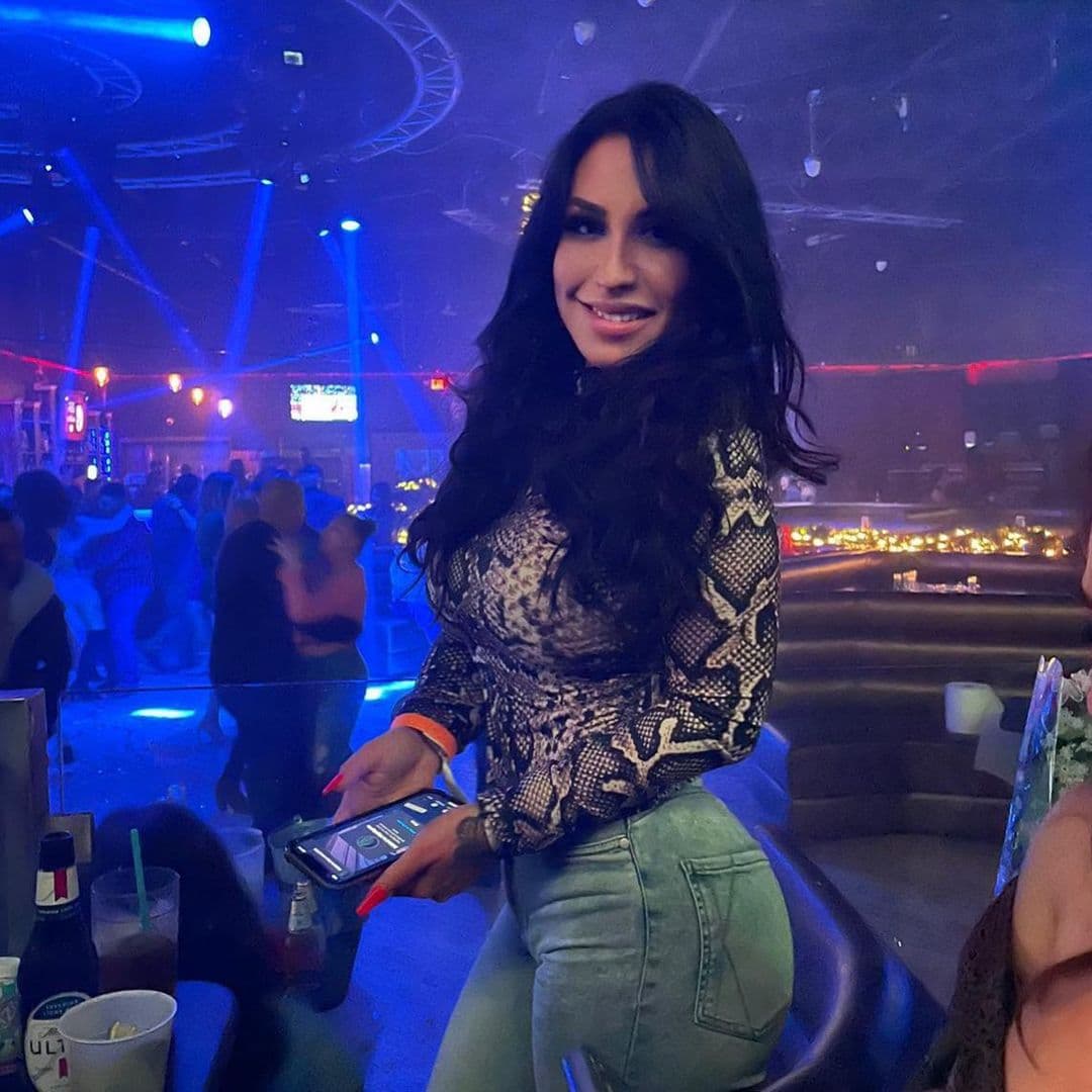 La hija de Beatriz Adriana y El Buki, comenzó trabajando como mesera, y sin esperarlo, el mundo de la música la buscó y terminó incursionando en el Regional Mexicano.