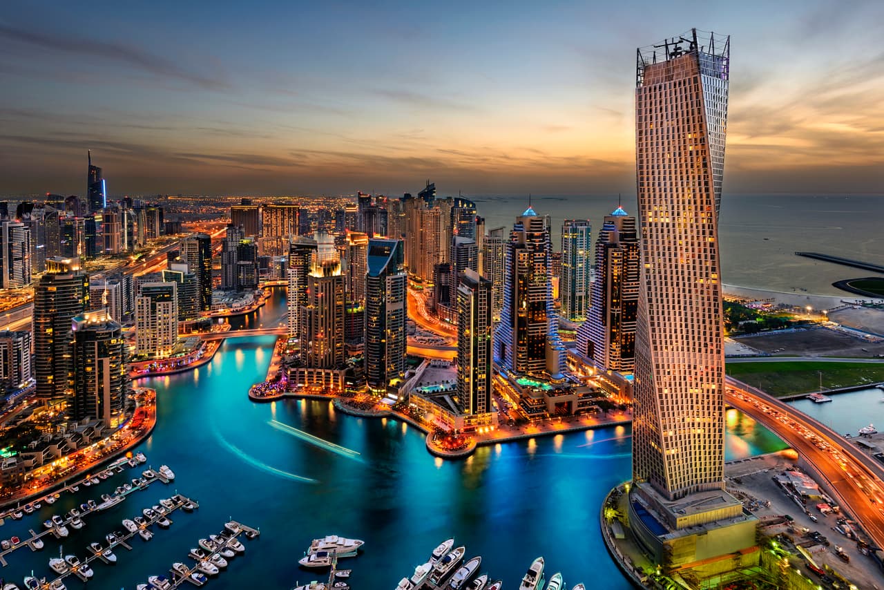 <h3 class="cms-H3-H3">6. Dubai, Emiratos Árabes Unidos </h3>
<br>
<br>Sus majestuosos rascacielos deslumbran a todos los visitantes al instante, entre los que están la Torre de Santiago Calatrava en Dubai Creek,
<b>que superará al Burj Khalifa como el edificio más alto del mundo cuando esté terminado. </b>
<br>
<br>Sin embargo, con este nueva normalidad formada por los estragos de la pandemia, Dubai levanta la mano como una de las ciudades
<b>con experiencias al aire libre de gran calidad</b>, includias sus islas artificiales y su nuevo centro comercial inspirado en la naturaleza que tiene un parque en la azotea y 200,000 pies cuadrados de jardines para explorar.
<br>