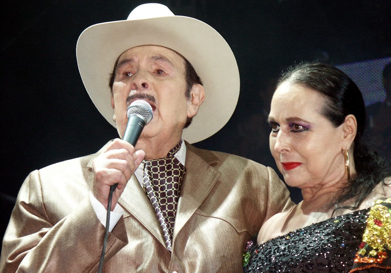 Tras una trayectoria de más de 50 años, don Antonio Aguilar falleció el 19 de junio de 2007 por una enfermedad pulmonar que se complicó y afectó el resto de su organismo.