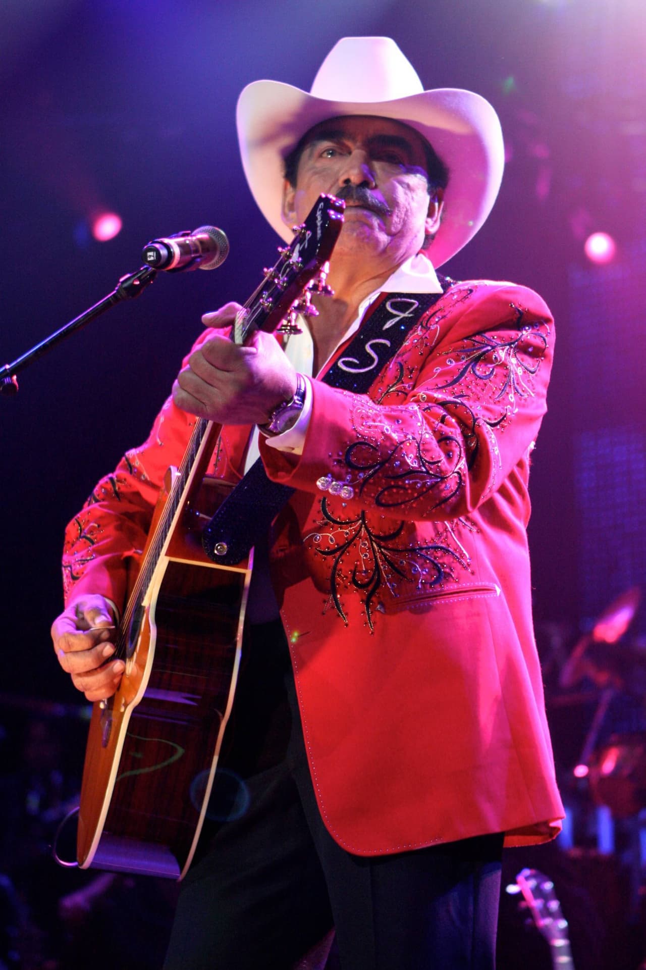 Desde muy niño demostró su pasión por la música y con el paso de los años creó éxitos que se volvieron los favoritos de las actuales generaciones.