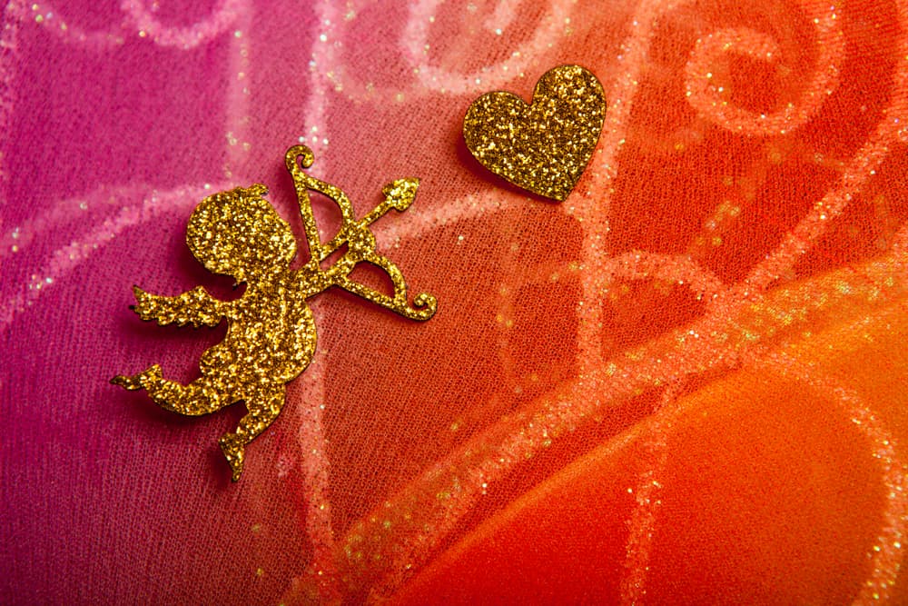 Cupido es uno de los símbolos más conocidos y populares del Día de San Valentín. Al pensar en él, de inmediato se nos viene a la mente esa imagen de un pequeño niño regordete, con alas y armado con un arco y flecha, dispuesto a "cazar" enamorados.